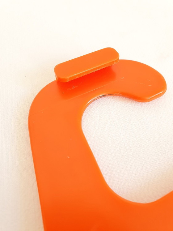 Oranje plastic kledinghanger Prisunic jaren 70 – Kapstokken, Kunststof (photo 2 of 5)