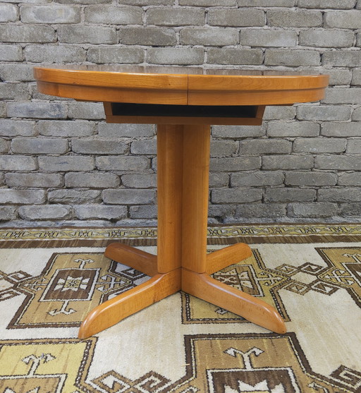 Round dining table with central legs 1970