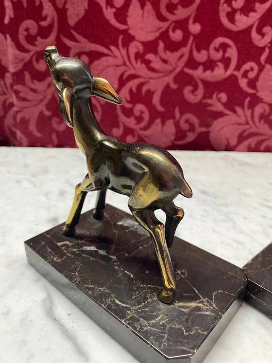 Deux serre-livres en régule à patine bronze représentant des faons, sur un socle en marbre noir, style Art (photo 3 of 6)