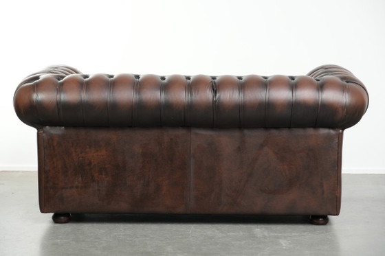 Image 1 of Wunderschönes Chesterfield-Sofa im englischen Stil, 2-Sitzer aus Rindsleder in einem schönen, zeitlosen Braunton.