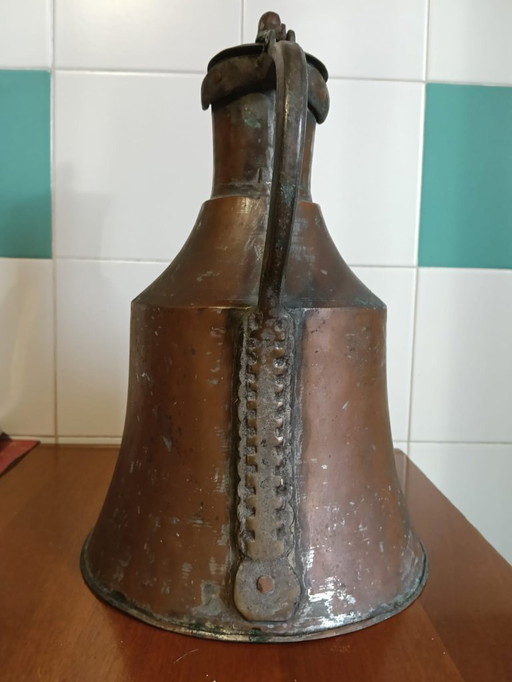 Antiker Kupferkrug aus dem späten 19. Jahrhundert