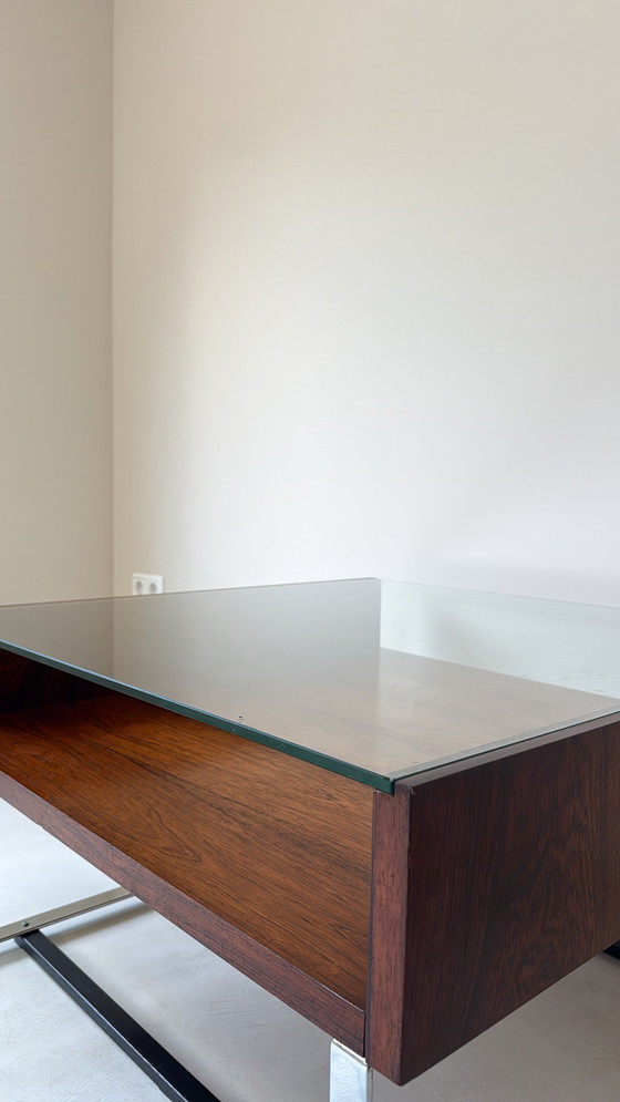Image 1 of Vintage palissander houten salontafel met glazen bovenblad en metalen onderstel
