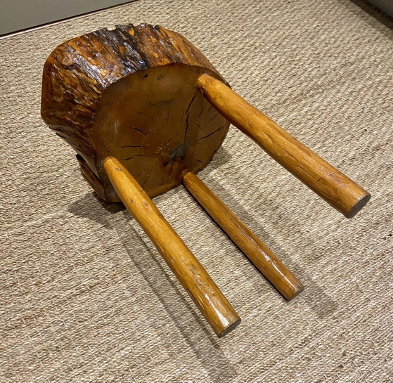Image 1 of Een paar Franse brutalistische houten krukken/bijzettafels, jaren 70