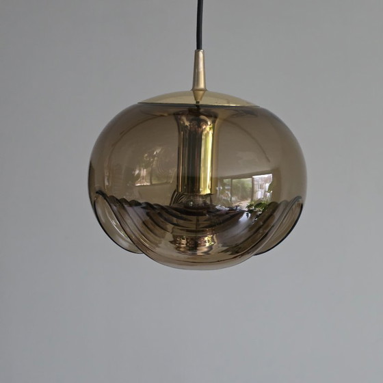 Image 1 of Vintage Space Age hanglamp – Peill & Putzler “Wave” / “Futura” – 1970s Duitsland – Rookglas en Metaal – Ø 26 cm. Goud.