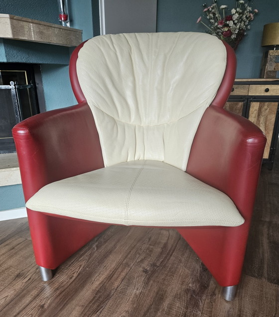 Image 1 of Poltrona Leolux Excalibur in pelle rossa e bianco sporco con poggiapiedi