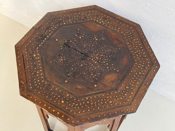 Image 1 of Table d'appoint pliante ancienne d'Inde, datant d'environ 1900.