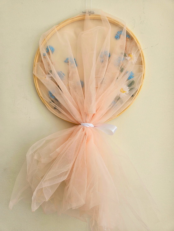 Image 1 of Handgemaakte borduurring - Madeliefjes & Blauwe Wilde Bloemen op Tule met Perzik Tule Staart - 31 cm