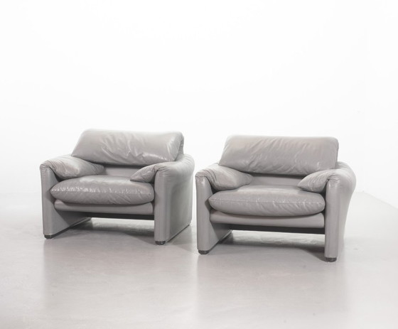 Image 1 of Set of 2 Mid-Century Italian Design Cassina Lounge Chair ‘Maralunga’ by Vico Magistretti in Dolphin Grey Leather. Italy, 1970s.