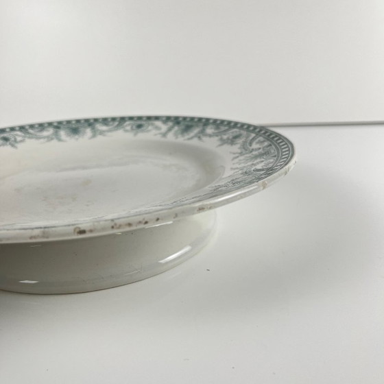 Image 1 of Plato de presentación con pie, de loza, modelo "Wilbur", Moulins des loups, finales del siglo XIX - principios del siglo XX.