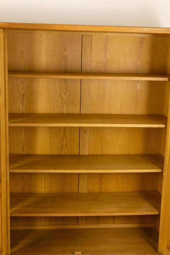 Image 1 of Guillerme e Chambron. Armadio in rovere con scrivania integrata. 1970-80