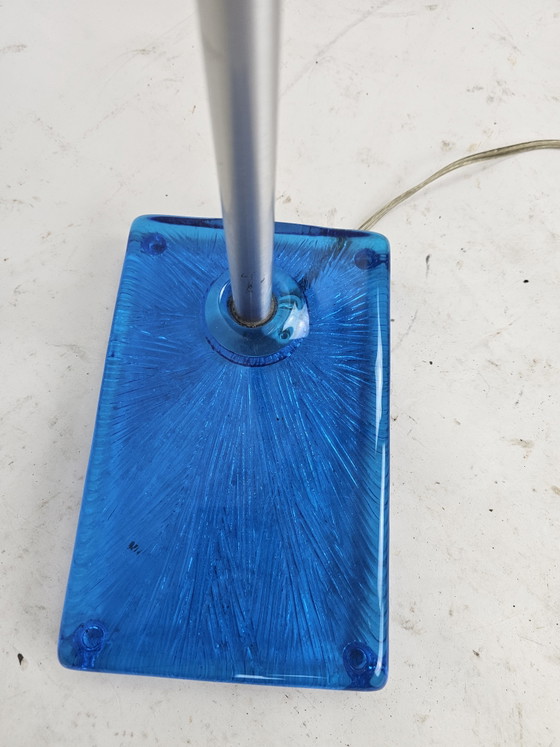Lámpara de pie sueca, cromada con base de cristal azul. – Lámparas de pie, Glass, Metal (photo 6 of 9)
