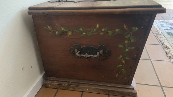 Image 1 of Antike handbemalte Truhe
