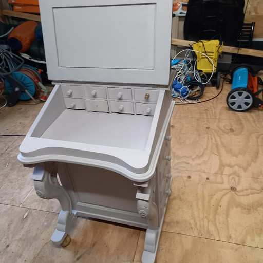 Desk with hinged lid needs to be refurbished