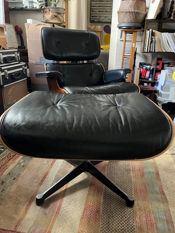 Image 1 of Fauteuil Eames lounge chair en cuir noir origineel Vitra met poef, bois palissandre