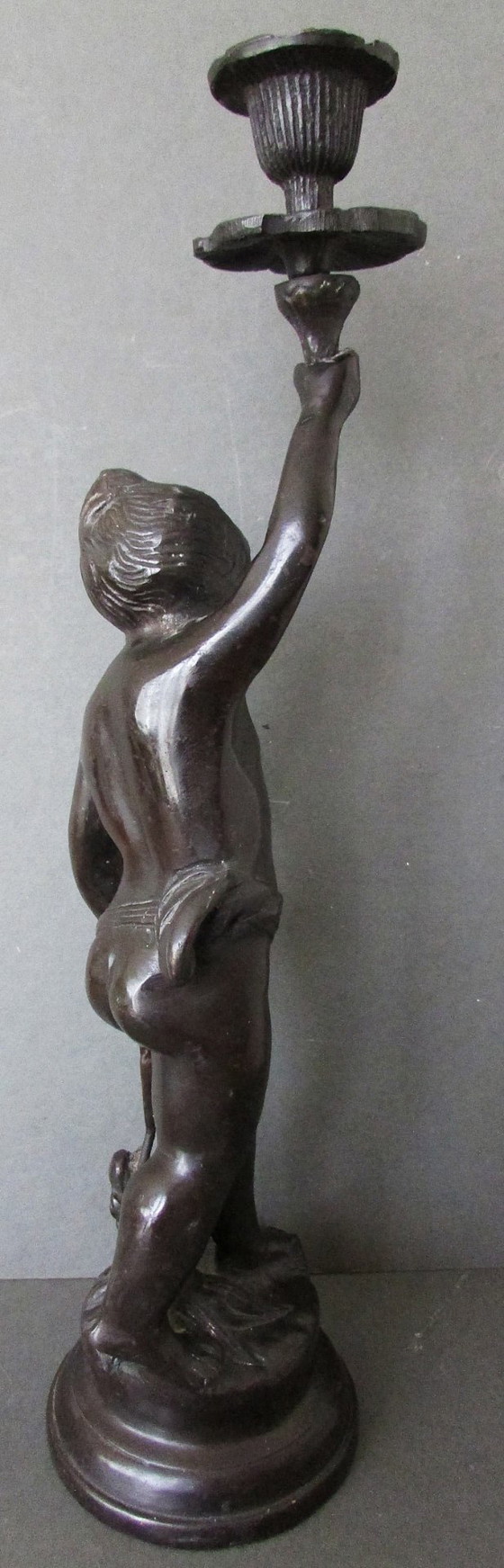 Bronzener Putto Kerzenhalter, Braun, Klassiek (Foto 3 von 7)