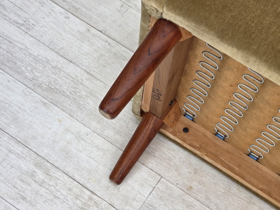 Image 1 of Fauteuil danois des années 1970, velours d'ameublement vert original, pieds en bois de teck