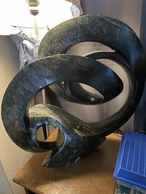 Exklusive Cliff Makore Skulptur „Chronik“ – 50 kg Gepardenjade (gesegnet/signiert)