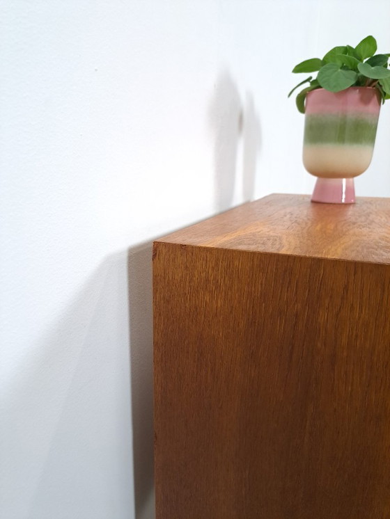 Image 1 of Cómoda danesa con patas altas y tiradores dorados.