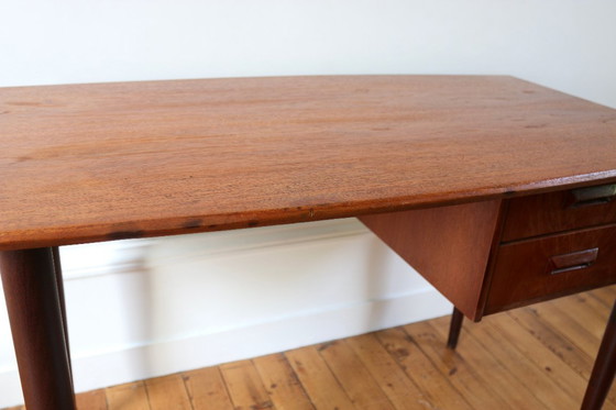 Image 1 of Klein vintage Scandinavisch teakhouten bureau uit de jaren 60.
