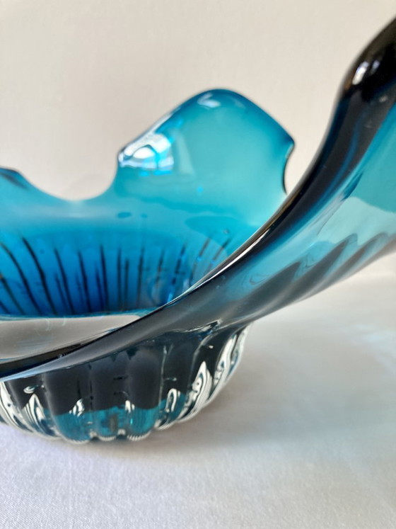Image 1 of Grande fruttiera in vetro soffiato blu.