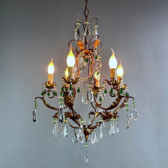 Image 1 of Vintage kroonluchter met zes lampen, versierd met gouden bladeren en kristallen, in klassieke Italiaanse stijl.