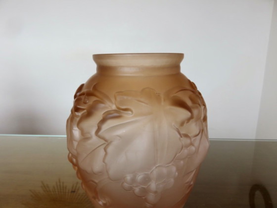 Art-déco-Vase aus rosa Pressglas mit Weinrankendekor, signiert "Souchon Neuvesel", Frankreich, 40er Jahre (photo 6 of 10)