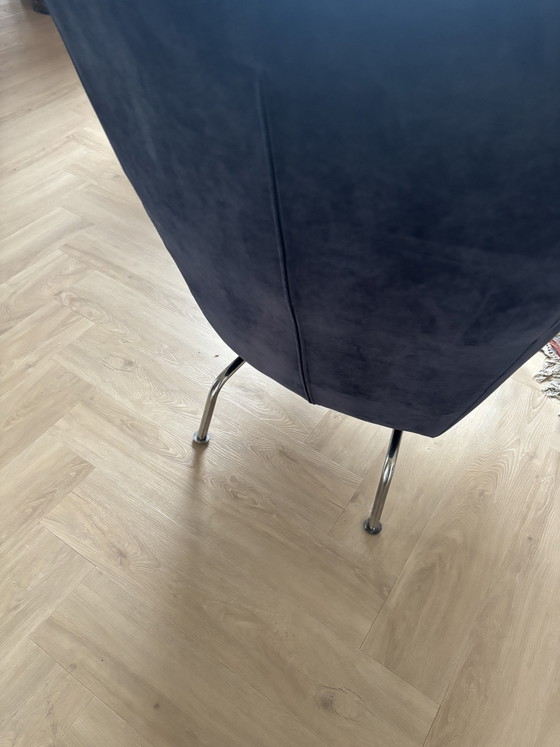 Moderne fauteuile in de kleur korenblauw fluweel,met roomkleurige lederen details in de rugleuning, met (photo 2 of 6)