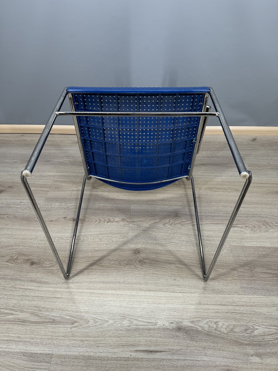 Image 1 of Silla de diseño azul con estructura cromada