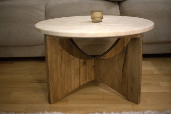 Image 1 of Couchtisch rotunda Travertin aus Naturstein und Massivholz Eiche