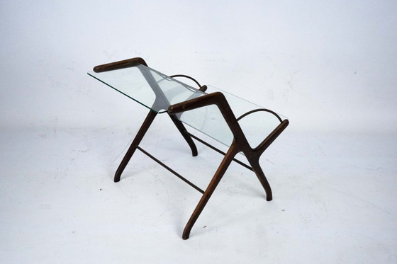 Image 1 of Tijdschriftenrek van Ico Parisi, vervaardigd uit hout, messing en glas. Italië, jaren 1950.