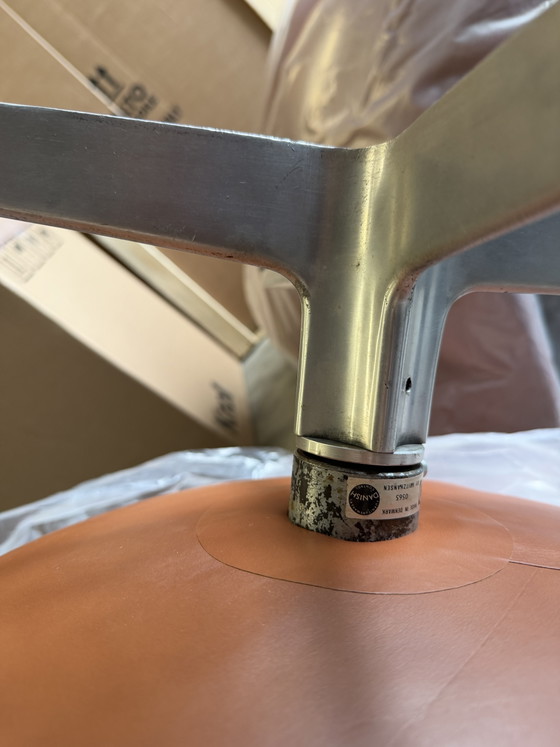 Image 1 of 2 poltrone Egg Chair di Fritz Hansen degli anni '60 in pelle color cognac, in condizioni perfette!