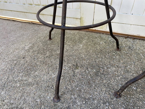 Image 1 of Paar industriële metalen draaibare barkrukken uit de jaren 50