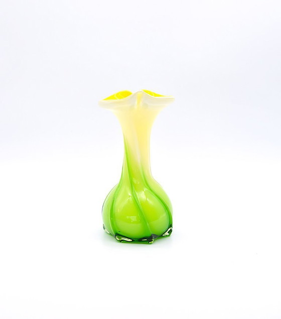 Image 1 of Jarrón de cristal de Murano amarillo-verde - Borde corazón/flor - Diseño italiano, H 20cm