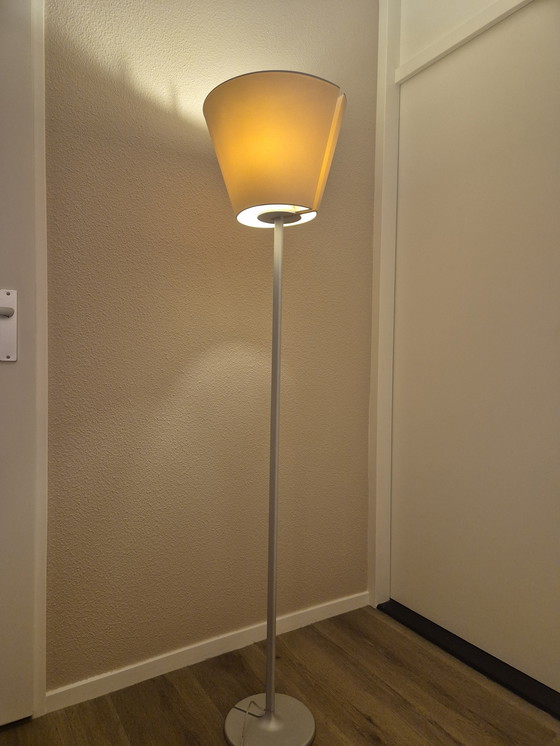 Image 1 of Lampe de table design sur pied avec abat-jour réglable en intensité et à positions variables.