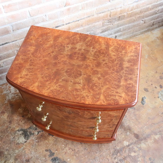 Image 1 of Cómoda antigua de madera con nudos y mesita de noche de latón