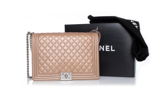 Image 1 of Chanel, große Boy Bag aus metallisch glänzendem Leder