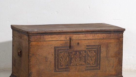 Coffre ancien avec motifs floraux gravés (c.1850) #14 – Commodes, Rustic (photo 3 of 40)