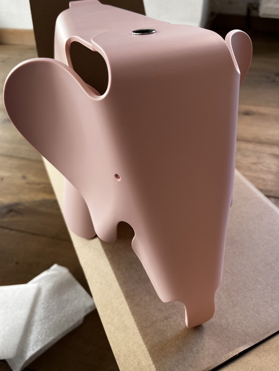 Image 1 of Vitra Eames Olifant Roze - gloednieuw