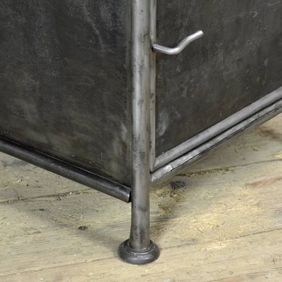 Image 1 of IJzeren nachtkastje, circa 1920