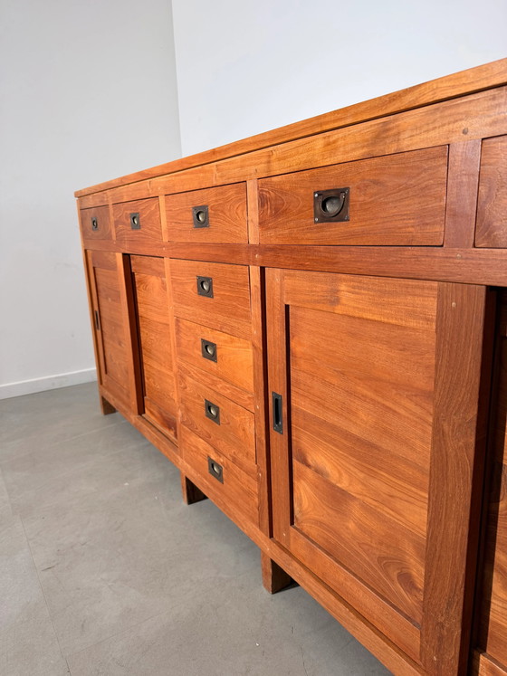 Großes Teakholz Sideboard mit Schiebetüren & Schubladen (photo 3 of 8)