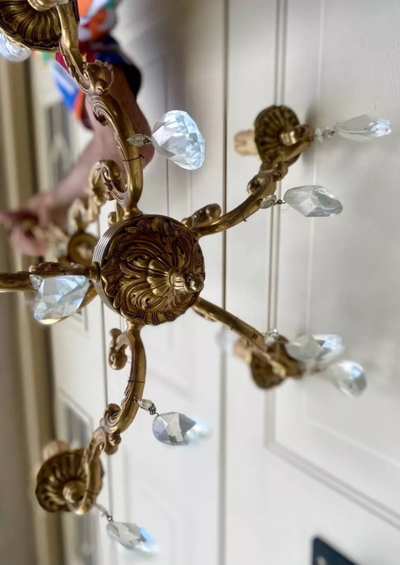 Image 1 of Lampadario in ottone a 5 bracci in stile Luigi XV con gocce di cristallo