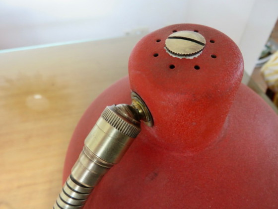 Image 1 of Franse "cocotte"-lamp van messing en rood gelakt metaal, jaren 1950-1960.