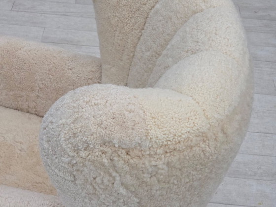 Image 1 of Dänisches Design aus den 1960er Jahren, neu bezogener Hochlehner-Sessel, echtes Schaffell.