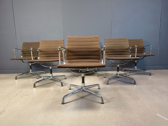 Image 1 of Paire de chaises de bureau vintage Eames pour Herman Miller EA108 Alu Range, années 1980 - lot de 6