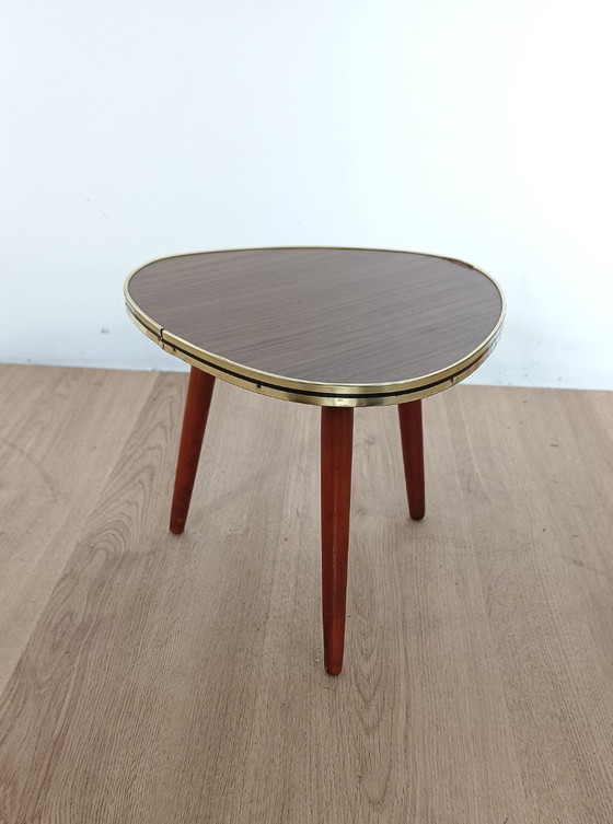 Image 1 of Mesa auxiliar de los años cincuenta con decoración de madera.