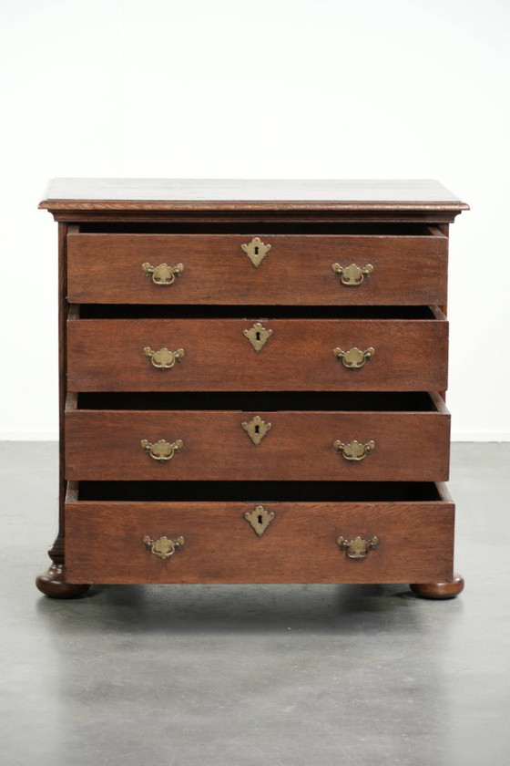 Image 1 of Zeer mooie antieke Engelse 17e eeuwse eikenhouten commode/ ladekast met origineel beslag en bolpoten