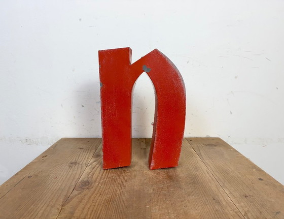 Image 1 of Lettera N in ferro rosso vintage, anni '70