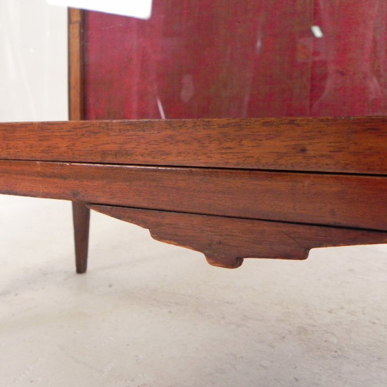 Image 1 of Vitrina de caoba con tapa de mármol, década de 1920.