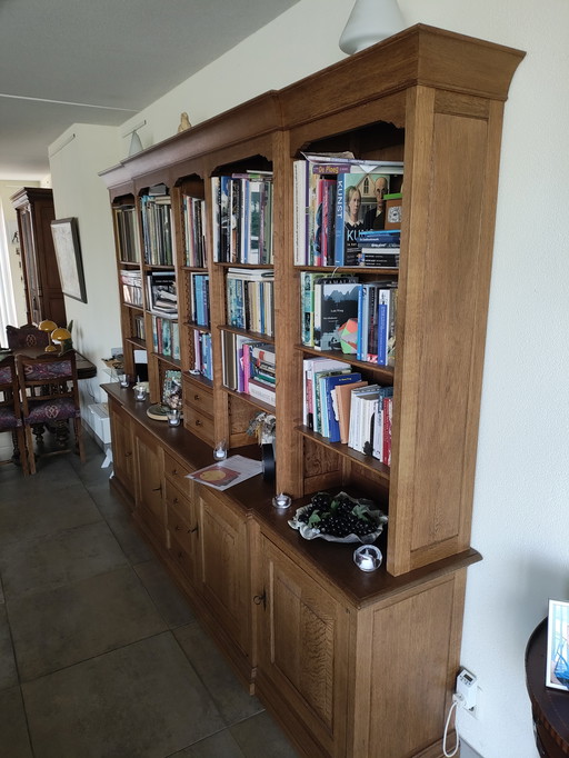 Combinazione di mobile a parete, tavolino da caffè e mobile porta TV.