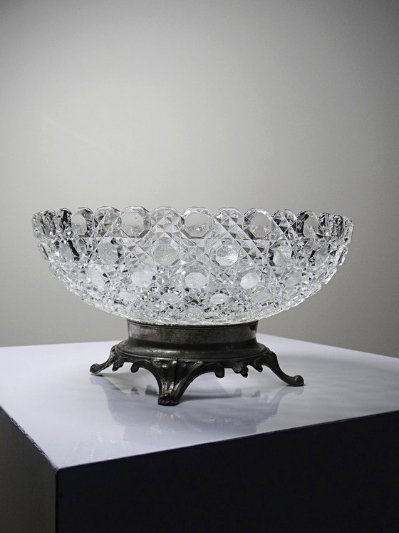 Image 1 of Bol antiguo de vidrio prensado con puntas de diamante, circa 1920-1950, sobre una base de peltre.